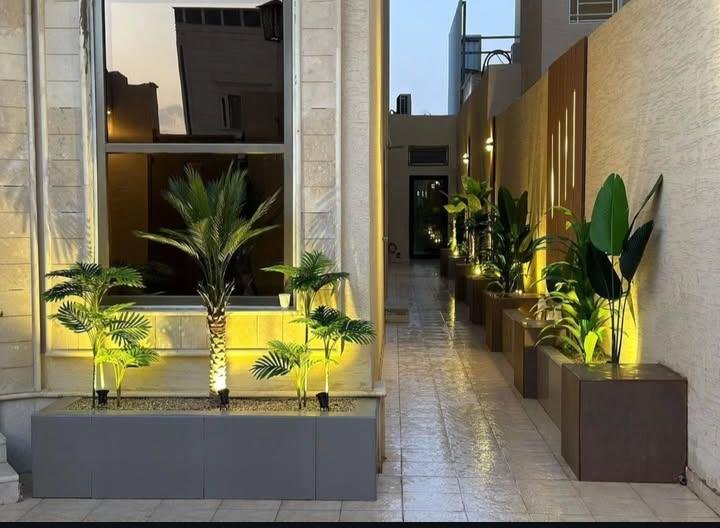 تنسيق ممر جانبي ضيق ليلي بجدة - تصميم احواض زرع مستطيلة مع اشجار نخيل واضاءة ليد ارضية مع بلاط بورسلان فاخر